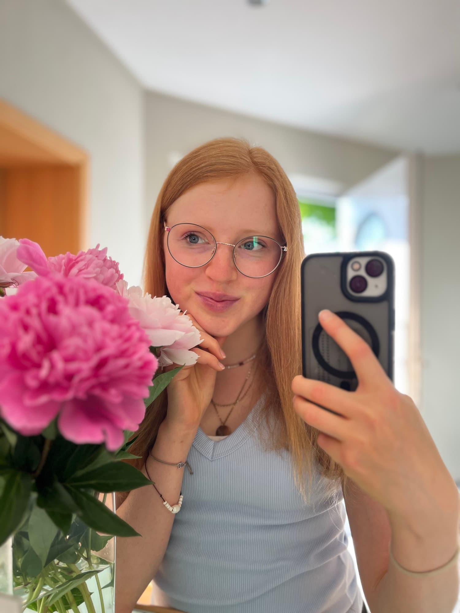 Julia mit Pfingstrosen