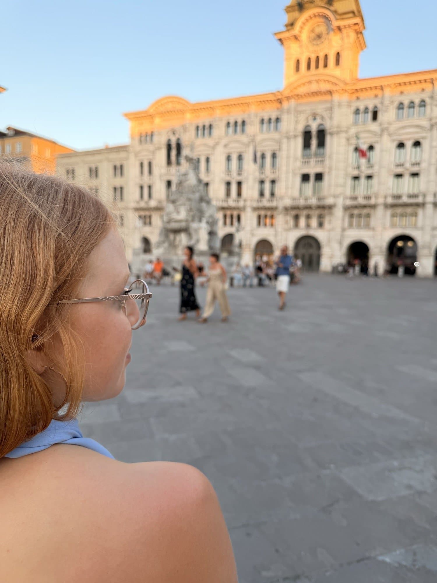 Julia auf der Piazza bei Sonnenuntergang